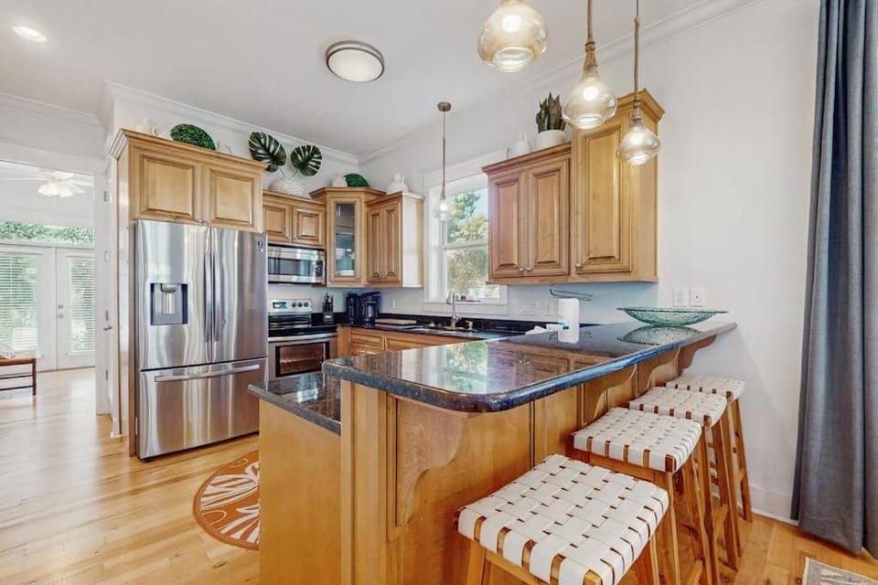 Spacious private home with patio balconies close to beaches & shared pool House in Rosemary Beach