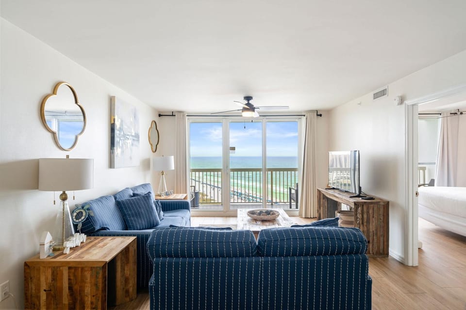 Pelican Beach gulf front condo with resort amenities House in Destin