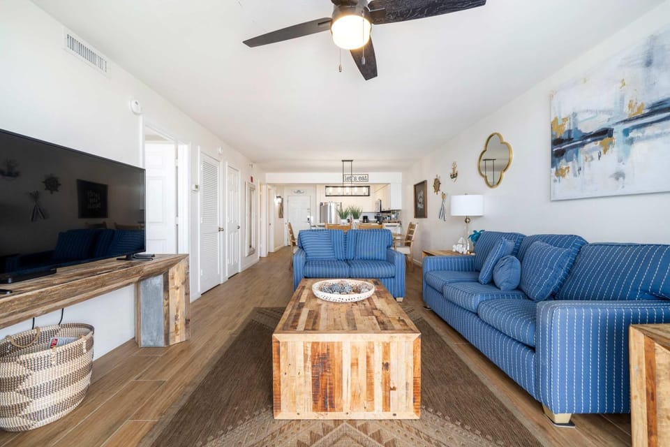 Pelican Beach gulf front condo with resort amenities House in Destin