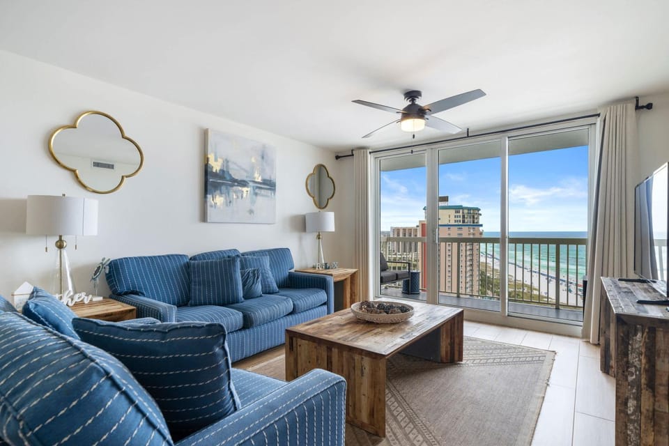 Pelican Beach gulf front condo with resort amenities House in Destin