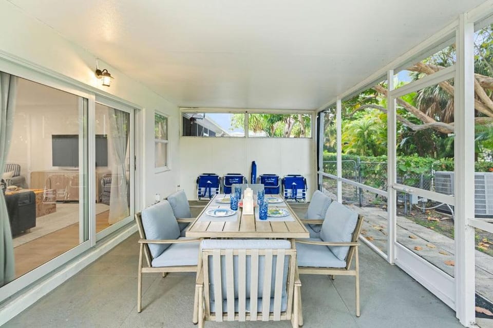 Walk to the BeachRestaurants 2BR25 BA Patio House in Riviera Beach