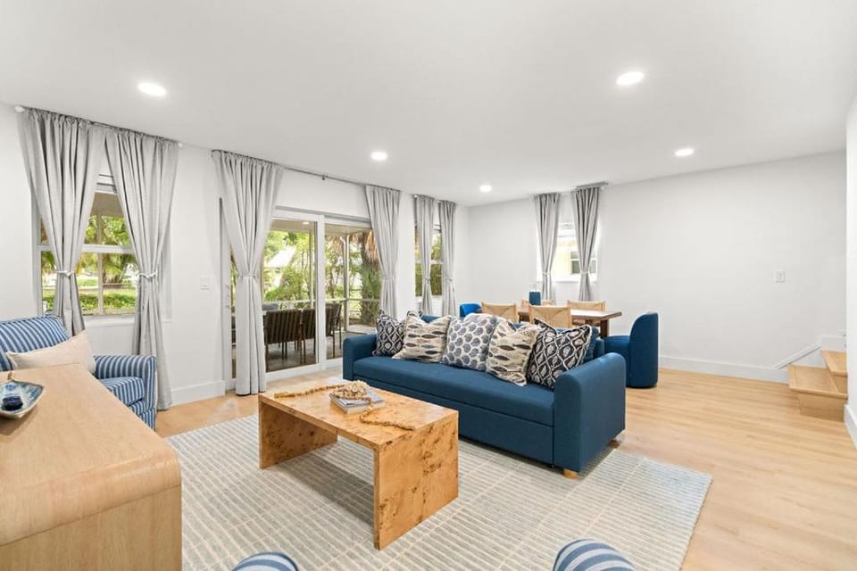 Walk to the BeachRestaurants 2BR25 BA Patio House in Riviera Beach