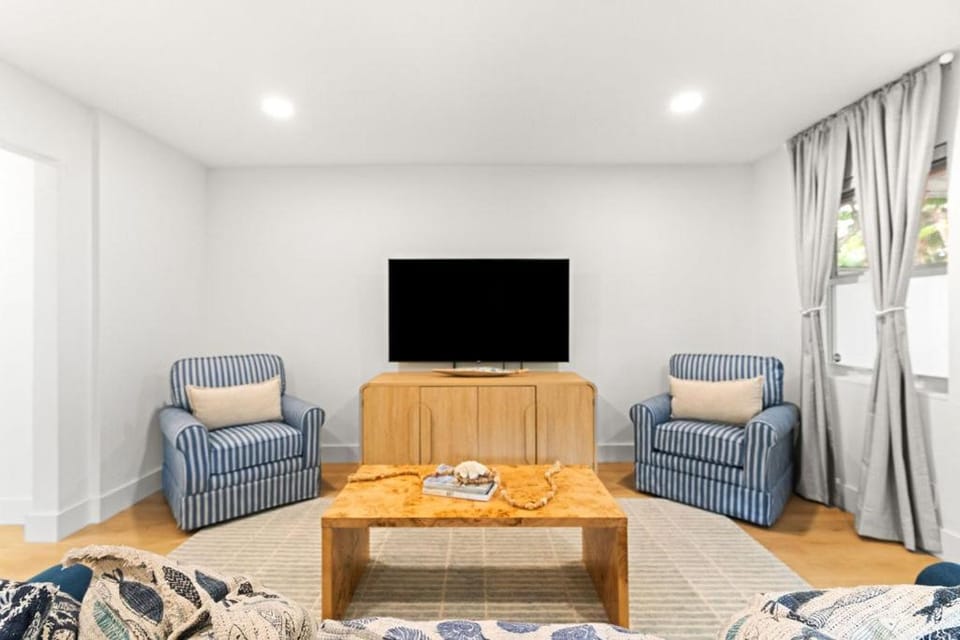 Walk to the BeachRestaurants 2BR25 BA Patio House in Riviera Beach