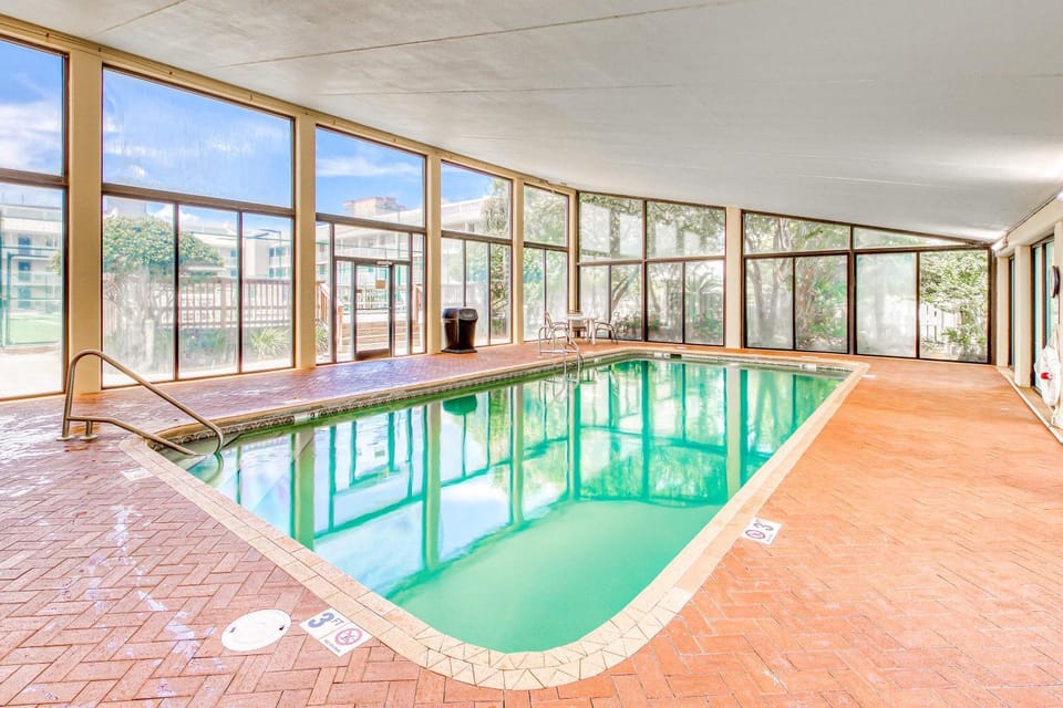 Gulf-view condo with central AC WiFi laundry pools gym & tennis House in Orange Beach