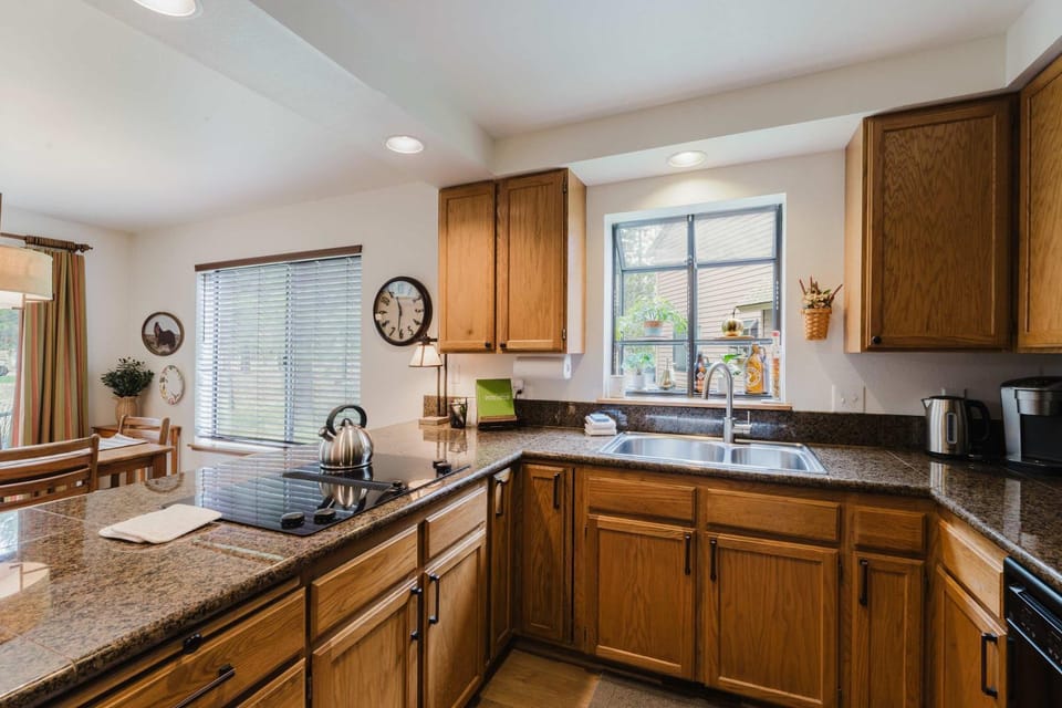 3BR Townhouse Near SHARC & Village - Dog Friendly Apartment in Sunriver
