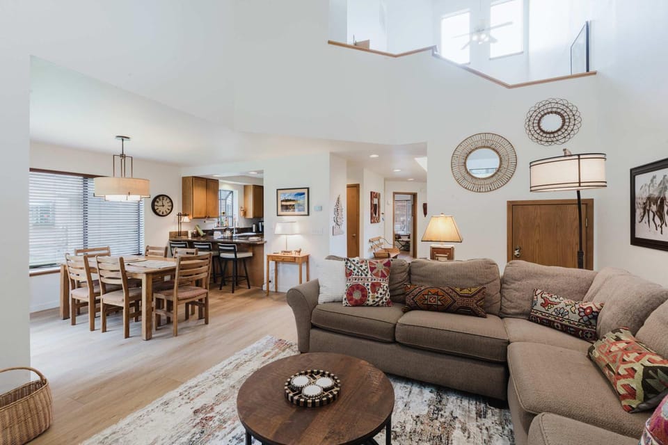 3BR Townhouse Near SHARC & Village - Dog Friendly Apartment in Sunriver
