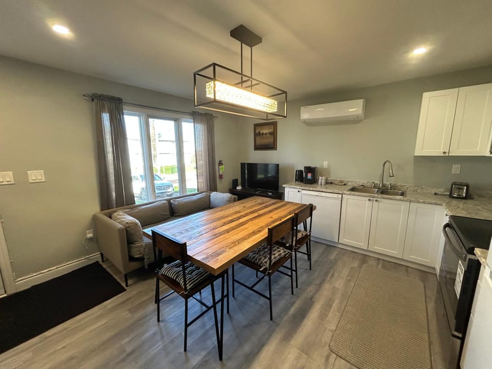 Kitchen or kitchenette, Dining area, dishwasher, minibar, oven, stove, toaster