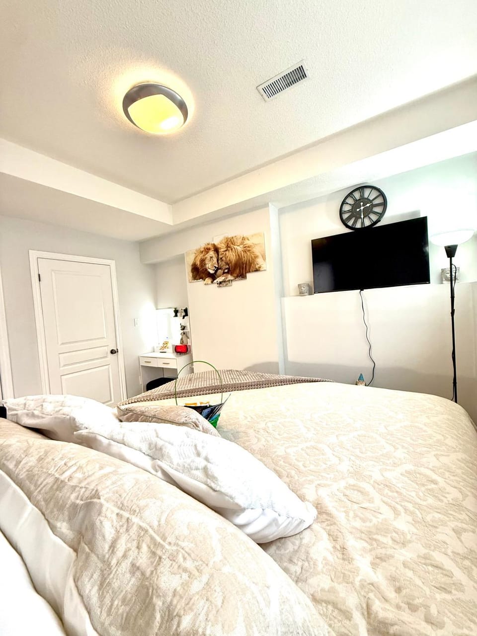 Room in niagara falls Pluto studio Bed and Breakfast in Niagara Falls