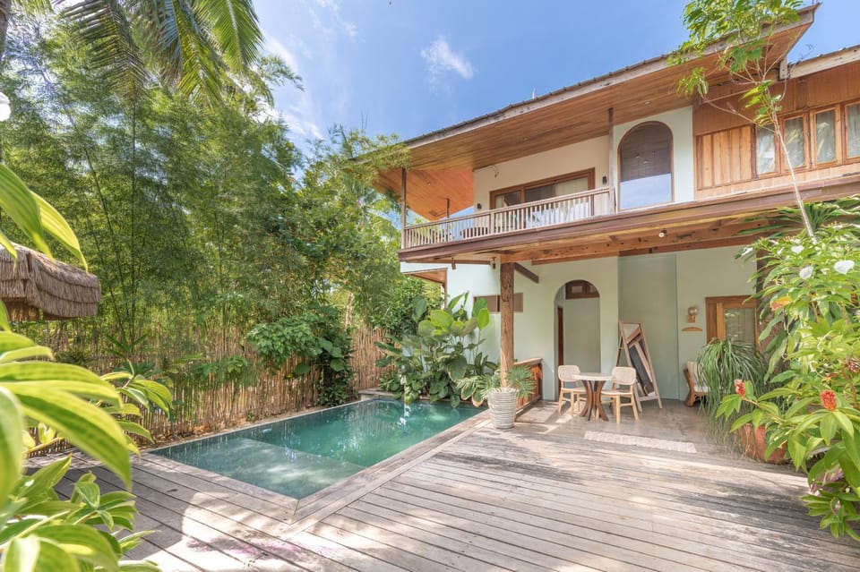 Property building, Patio, Garden, Balcony/Terrace, Swimming pool, sunbed