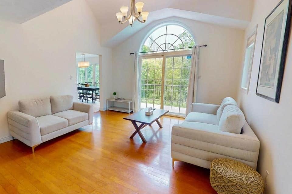 Monterra House on 1 acre in Blue Mountain House in Grey Highlands