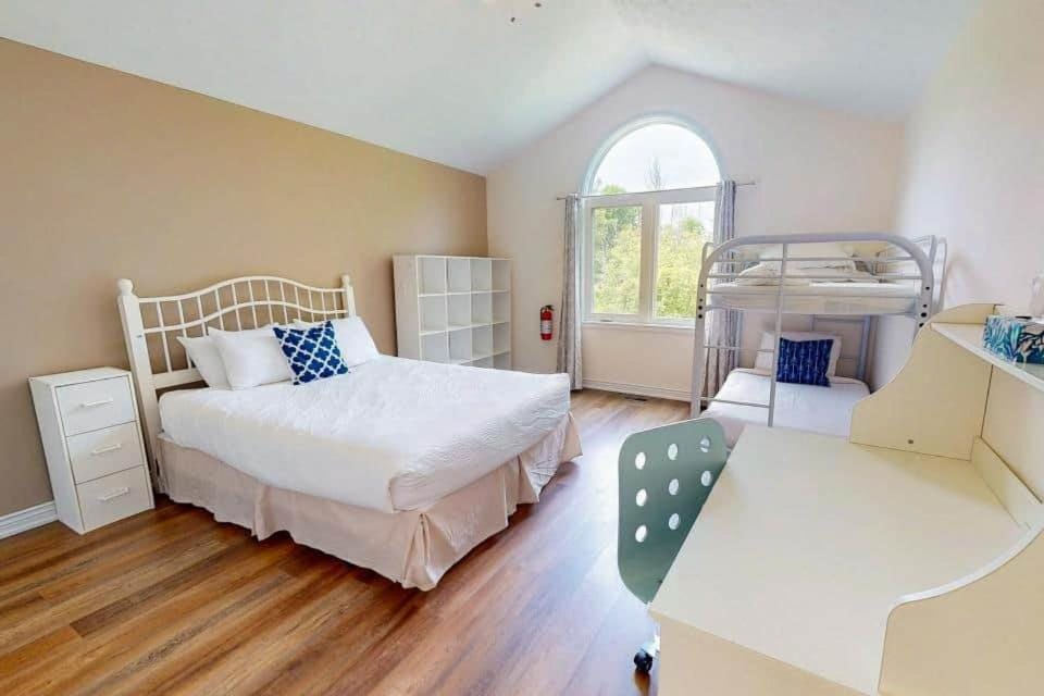 Monterra House on 1 acre in Blue Mountain House in Grey Highlands