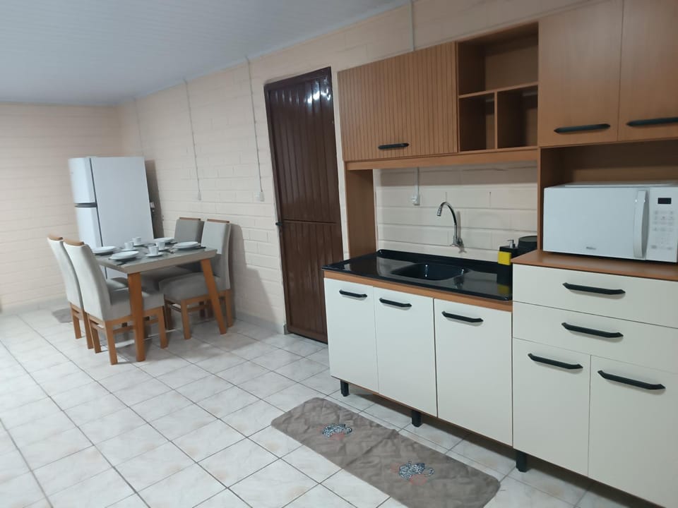 Kitchen or kitchenette, Dining area, minibar, oven, stove