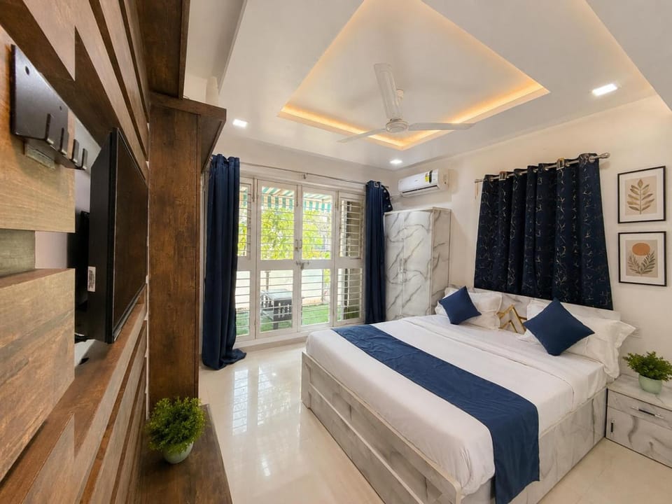 Bed, TV and multimedia, Bedroom