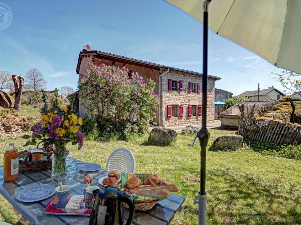 Gîte authentique avec animaux acceptés - 8 pers. - FR-1-496-404 House in Auvergne-Rhône-Alpes