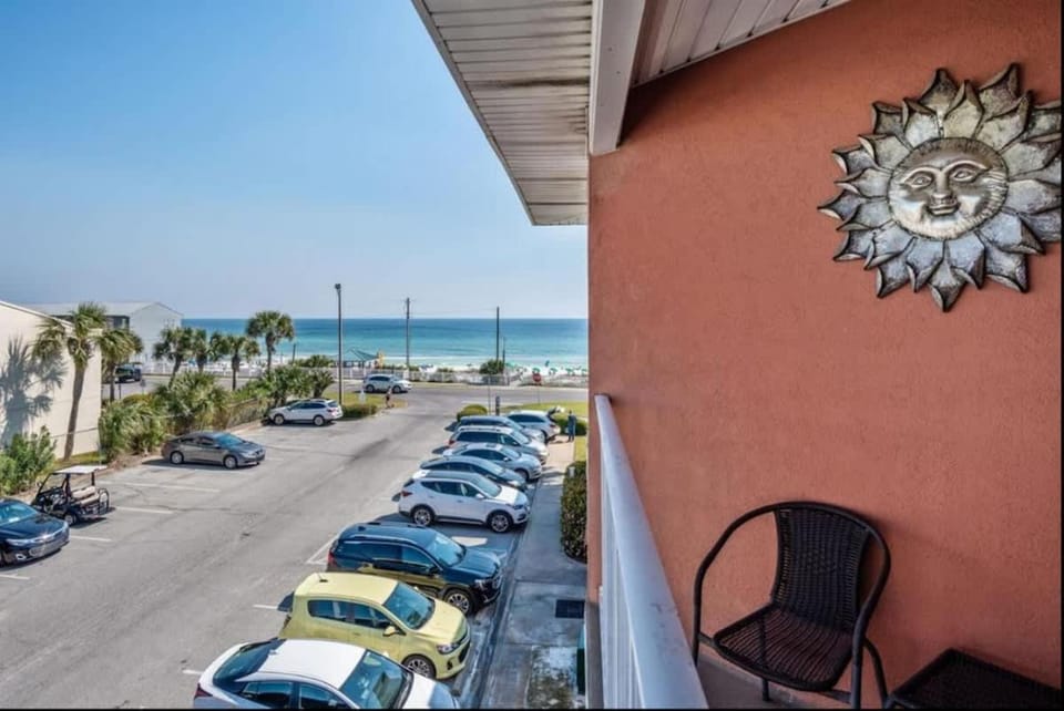 Free Beach Service! - Miramar Mainstay Apartment in Miramar Beach