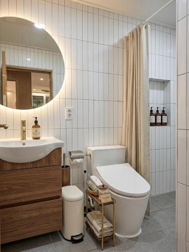 Sinchon Mapo 3 Bed, 3 min to station 2 BR, 1 Bath Bed and Breakfast in Seoul