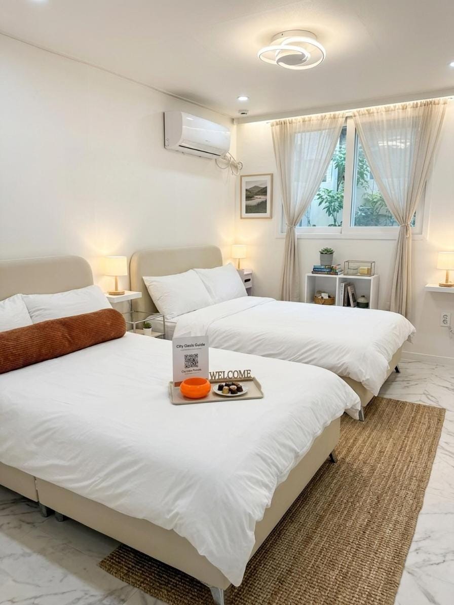 Sinchon Mapo 3 Bed, 3 min to station 2 BR, 1 Bath Bed and Breakfast in Seoul