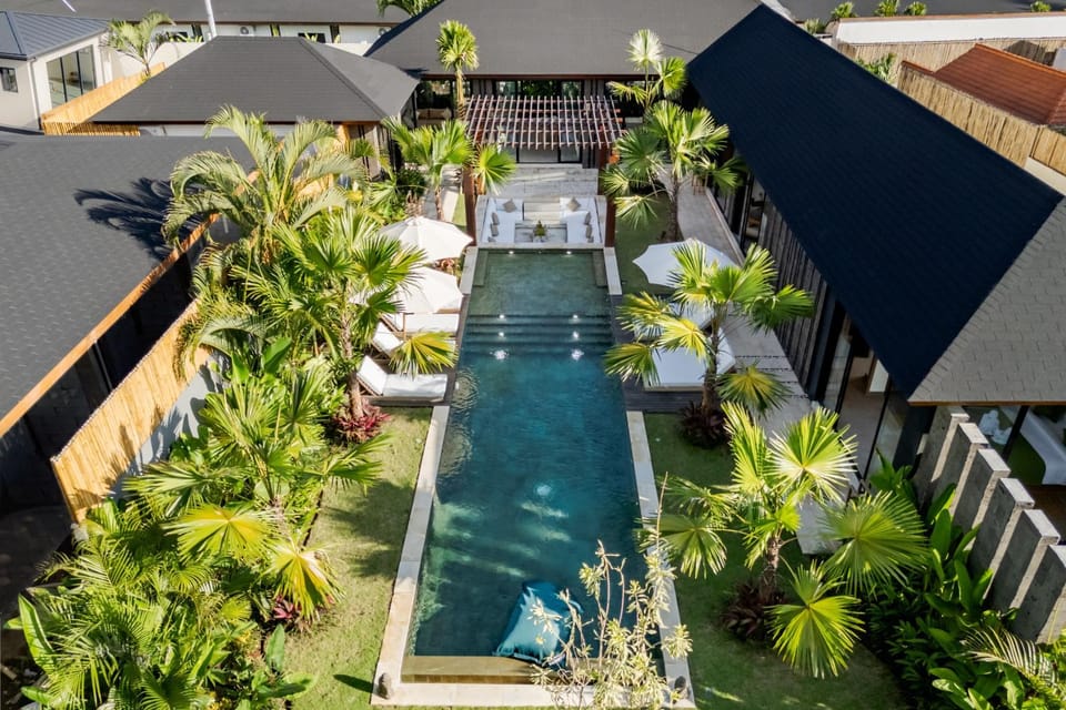 Property building, Garden view, Swimming pool, sunbed