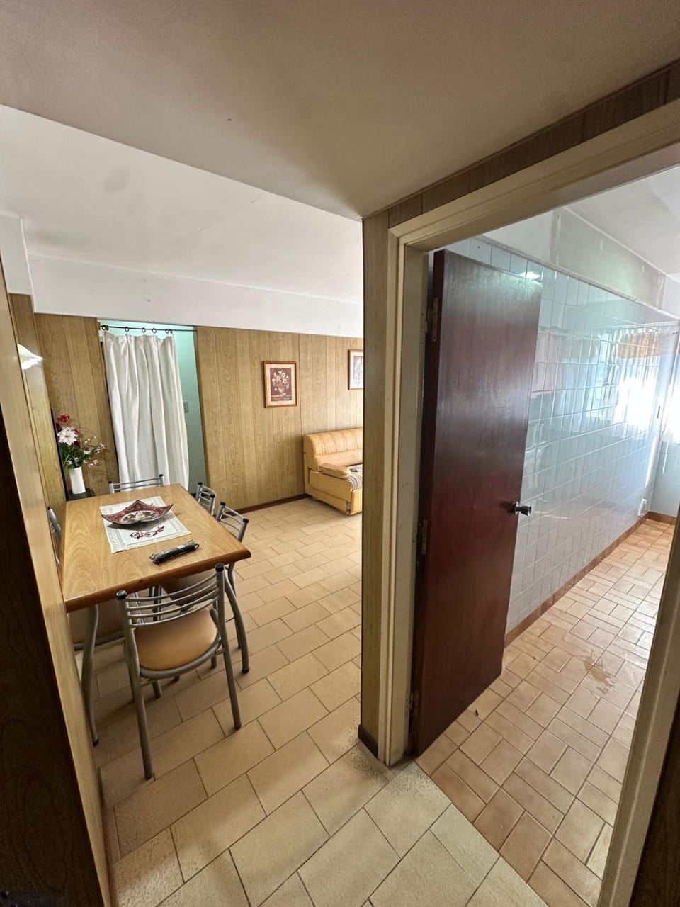 Photo of the whole room, Dining area
