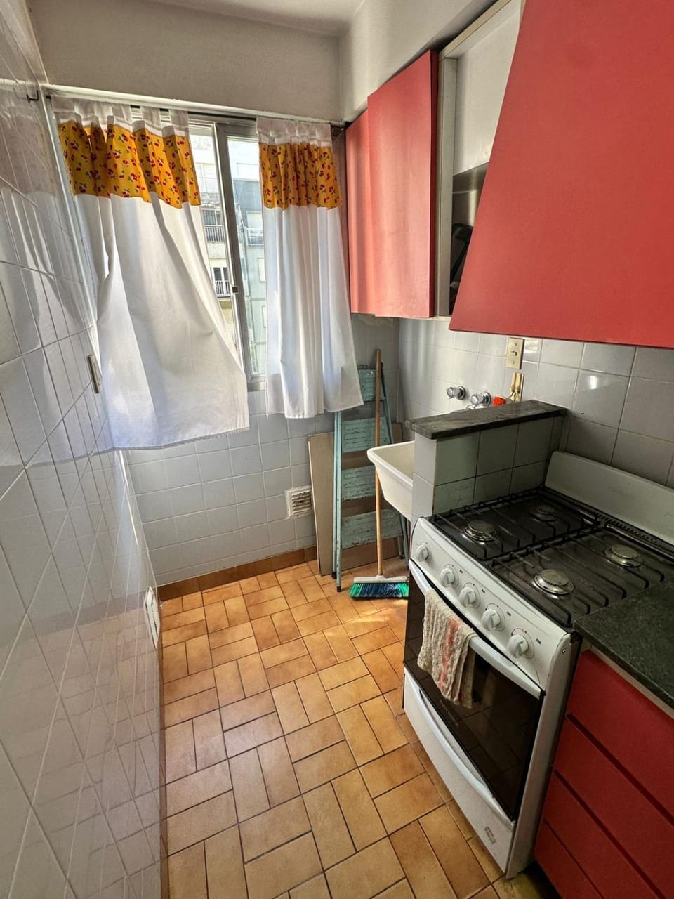 Kitchen or kitchenette, heating, laundry, kitchen