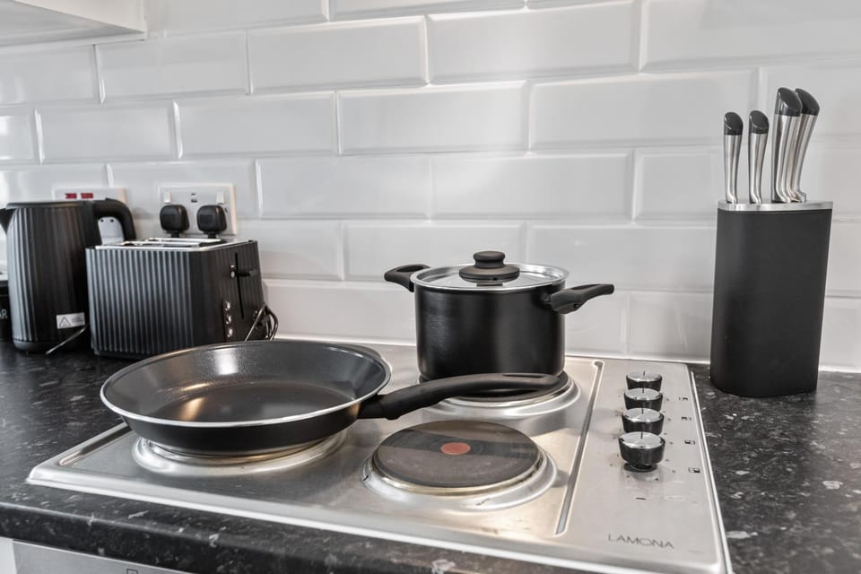 Coffee/tea facilities, Kitchen or kitchenette, stove, toaster