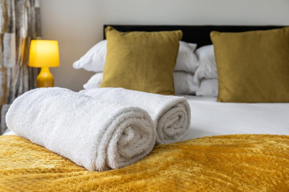 Bed, Decorative detail, Bedroom, towels