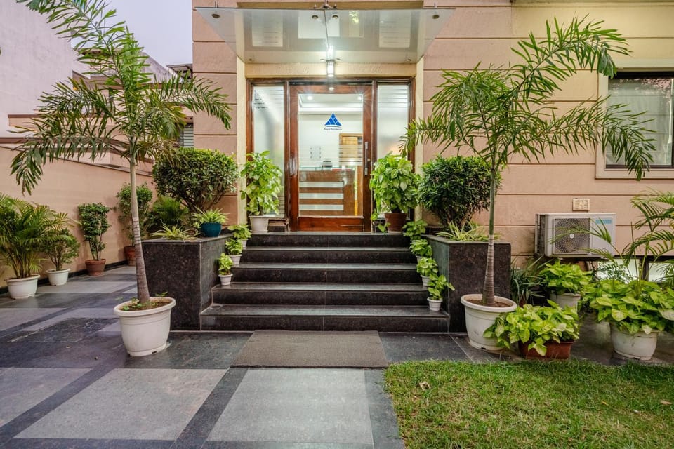 Property building, Facade/entrance, Garden, Garden view