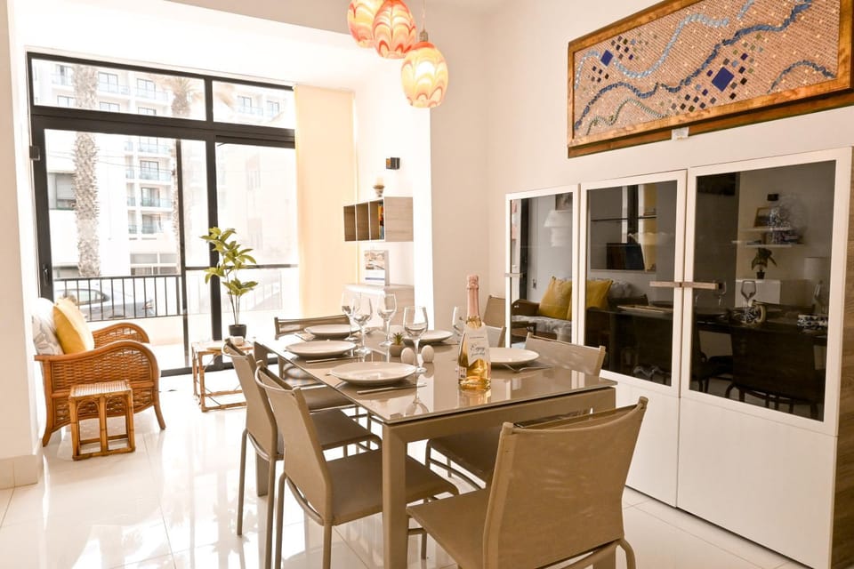 Living room, Dining area