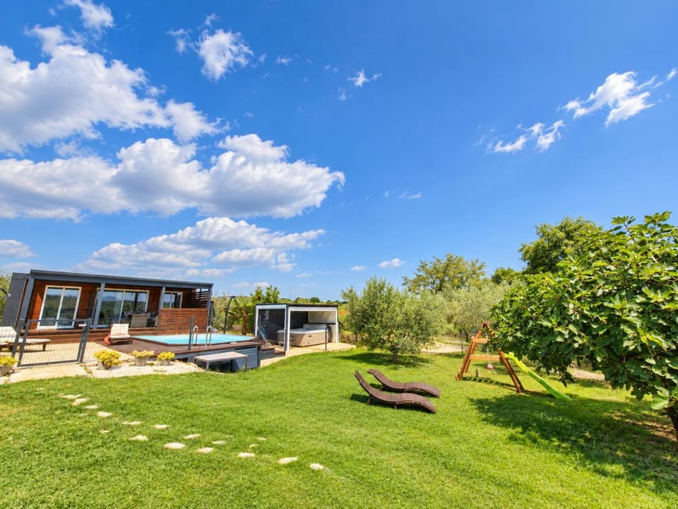 Beach House BETA, a romantic hideaway in an olive grove by the sea, swimming pool, jacuzzi & playground, Pomer House in Banjole
