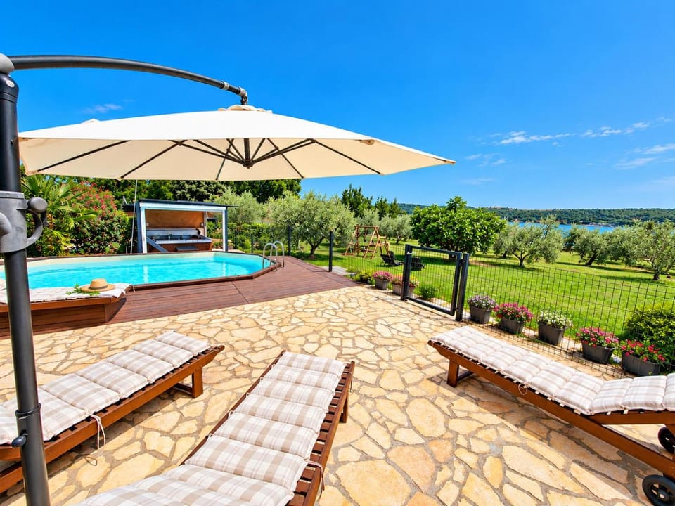 Beach House BETA, a romantic hideaway in an olive grove by the sea, swimming pool, jacuzzi & playground, Pomer House in Banjole