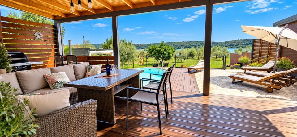 Beach House BETA, a romantic hideaway in an olive grove by the sea, swimming pool, jacuzzi & playground, Pomer House in Banjole