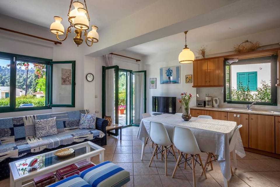 Kitchen or kitchenette, Living room, Seating area, Dining area