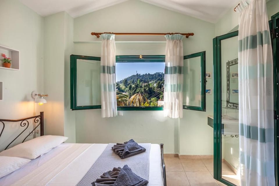 Bed, Photo of the whole room, Bedroom, Mountain view, towels