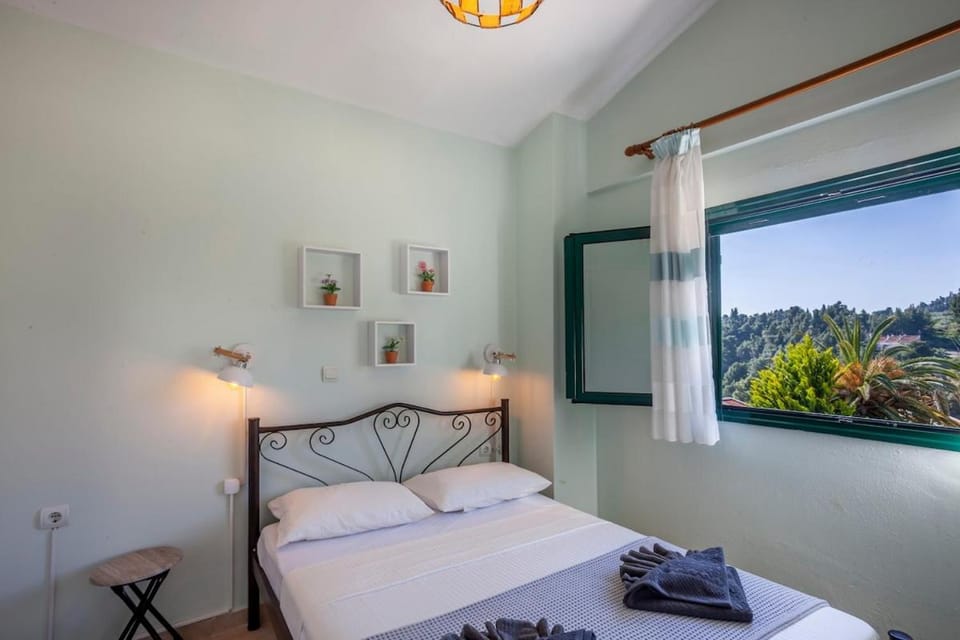 Bed, View (from property/room), Photo of the whole room, Bedroom, towels