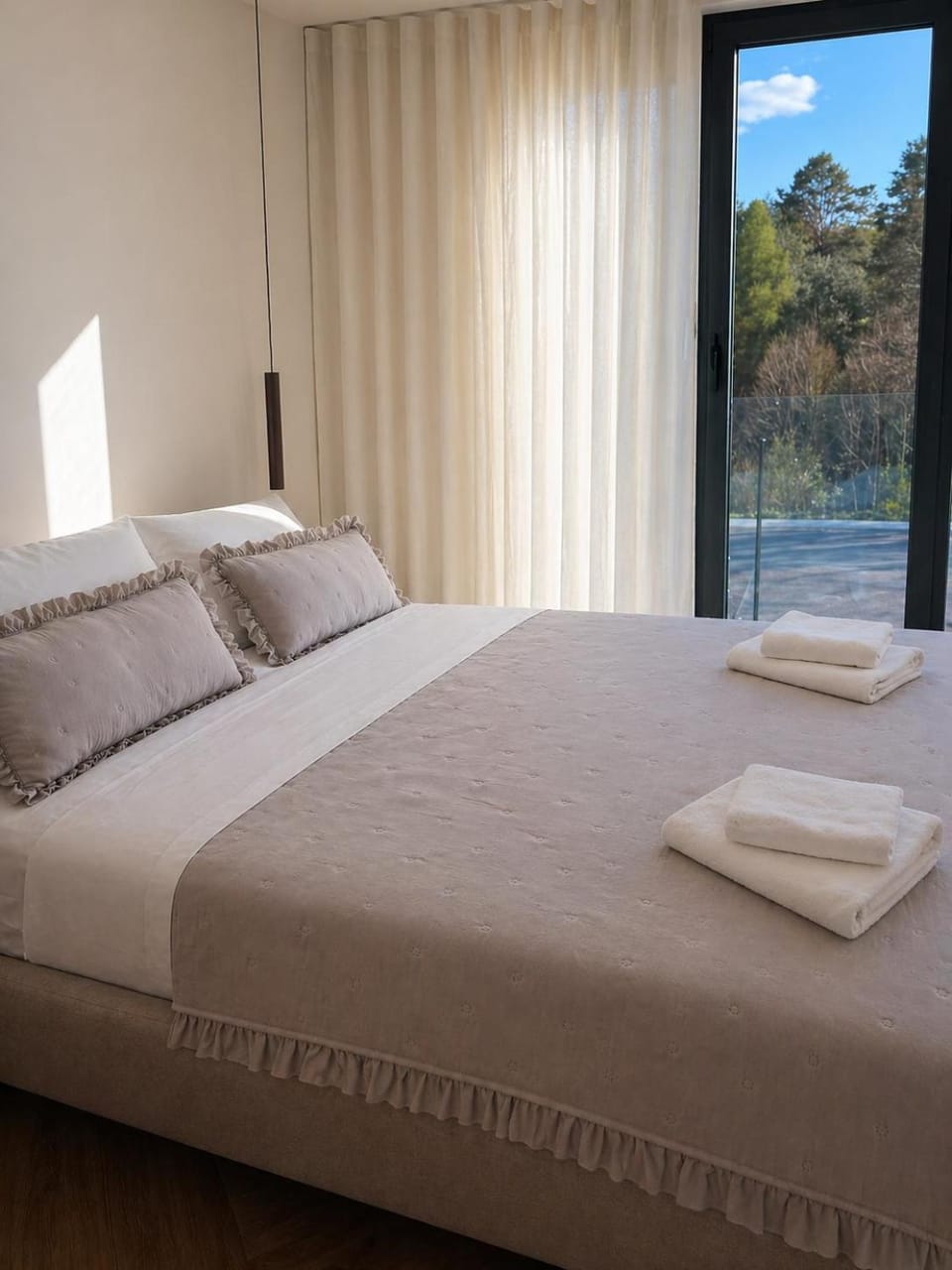 Bed, Bedroom, towels