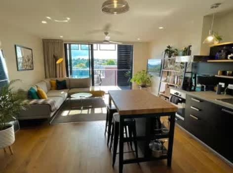 Centrally located 1-bedroom unit with balcony Apartment in Geelong