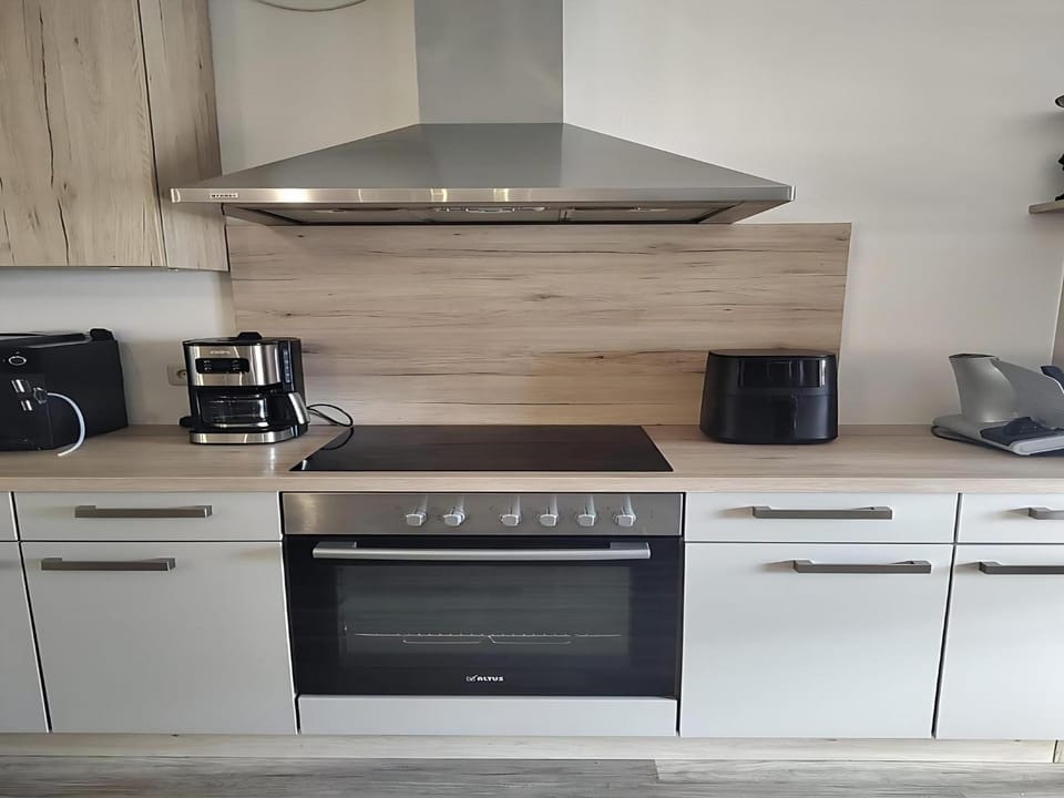 Coffee/tea facilities, Kitchen or kitchenette, stove