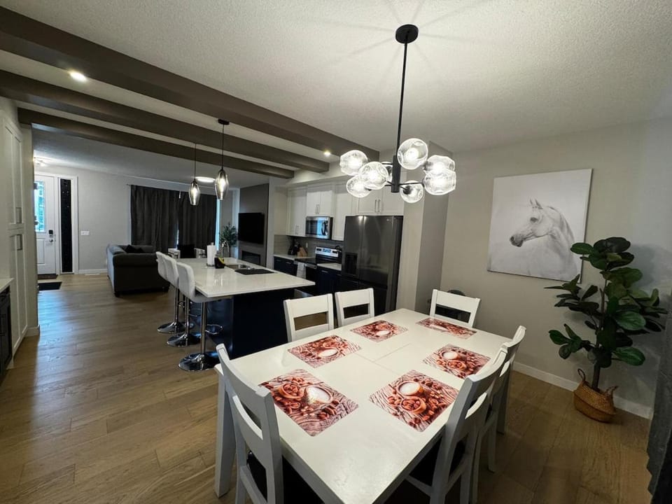 Newly built 3 bedroom Sundown Home With AC Apartment in Cochrane
