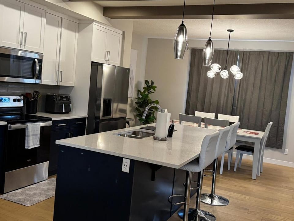 Newly built 3 bedroom Sundown Home With AC Apartment in Cochrane