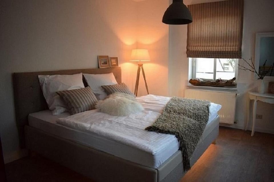 Bed, Photo of the whole room, Seating area, Bedroom