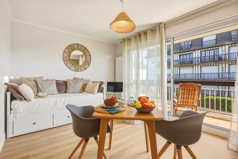 L'ESCALE - Studio lumineux et grand balcon - 2 à 3 personnes Apartment in Cabourg