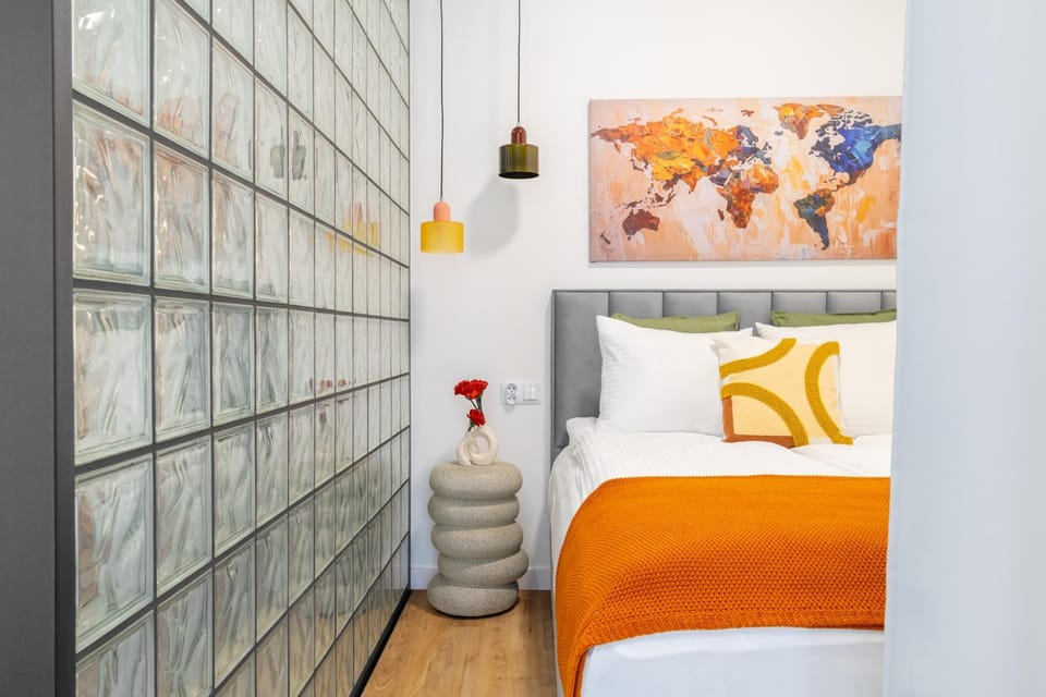 Bed, Seating area, Bedroom