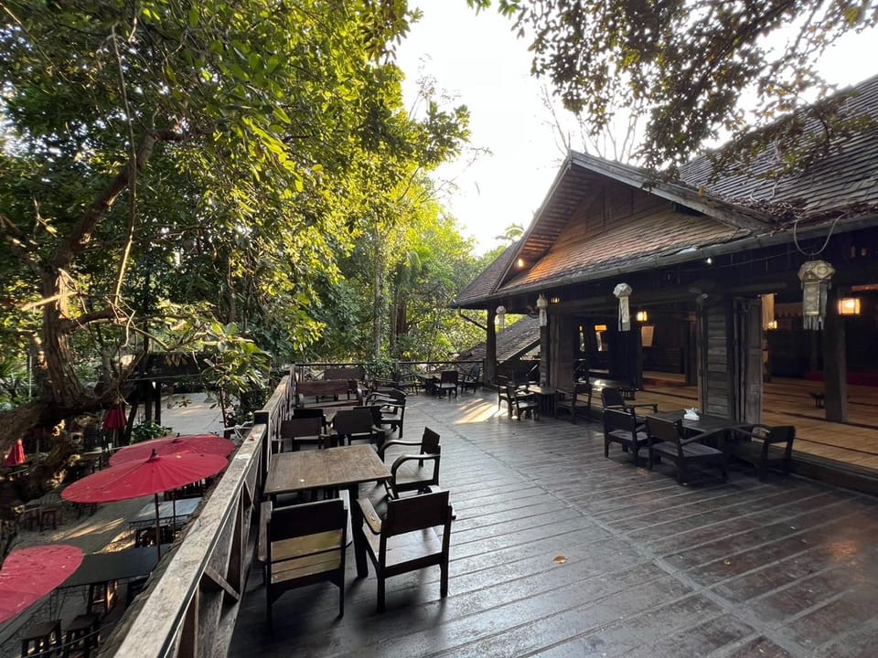 Restaurant/places to eat, Balcony/Terrace