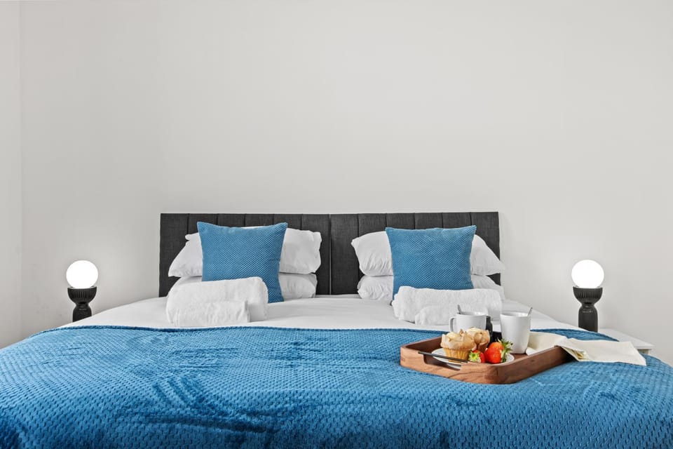 Bed, Food close-up, Photo of the whole room, Bedroom, Breakfast