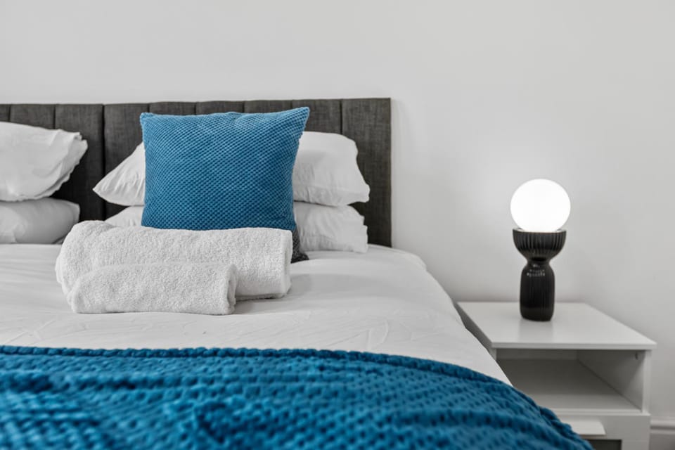 Bed, Photo of the whole room, Bedroom, towels