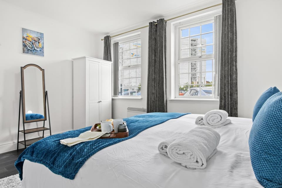 Bed, Coffee/tea facilities, Photo of the whole room, Bedroom, towels, wardrobe