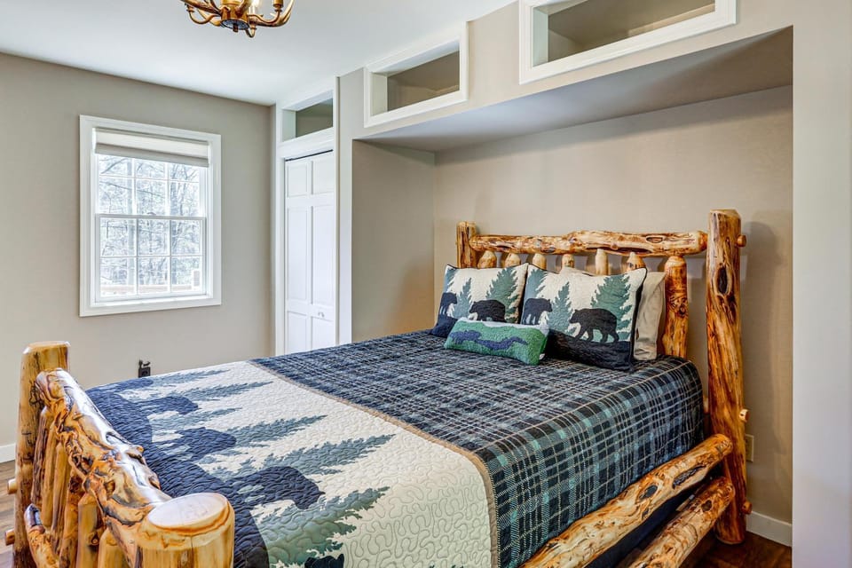 3 Mi to Lake George & Village: Family Home w/ Deck House in Queensbury