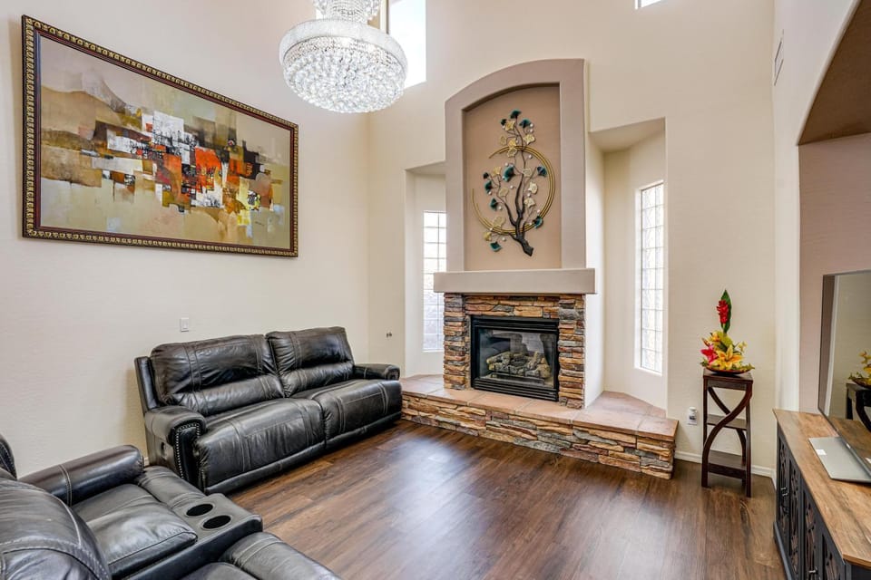 Swim-Up Bar & Games! Ultimate Goodyear Group Stay House in Goodyear