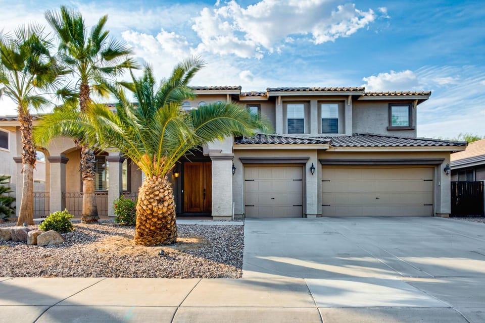Swim-Up Bar & Games! Ultimate Goodyear Group Stay House in Goodyear