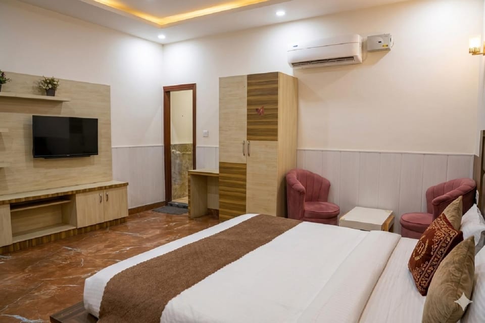 Bed, Seating area